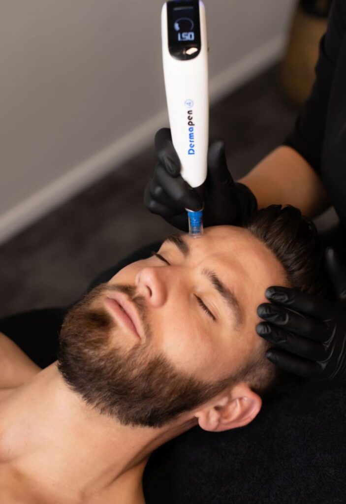 Muškarac na tretmanu lica u kozmetičkom salonu
