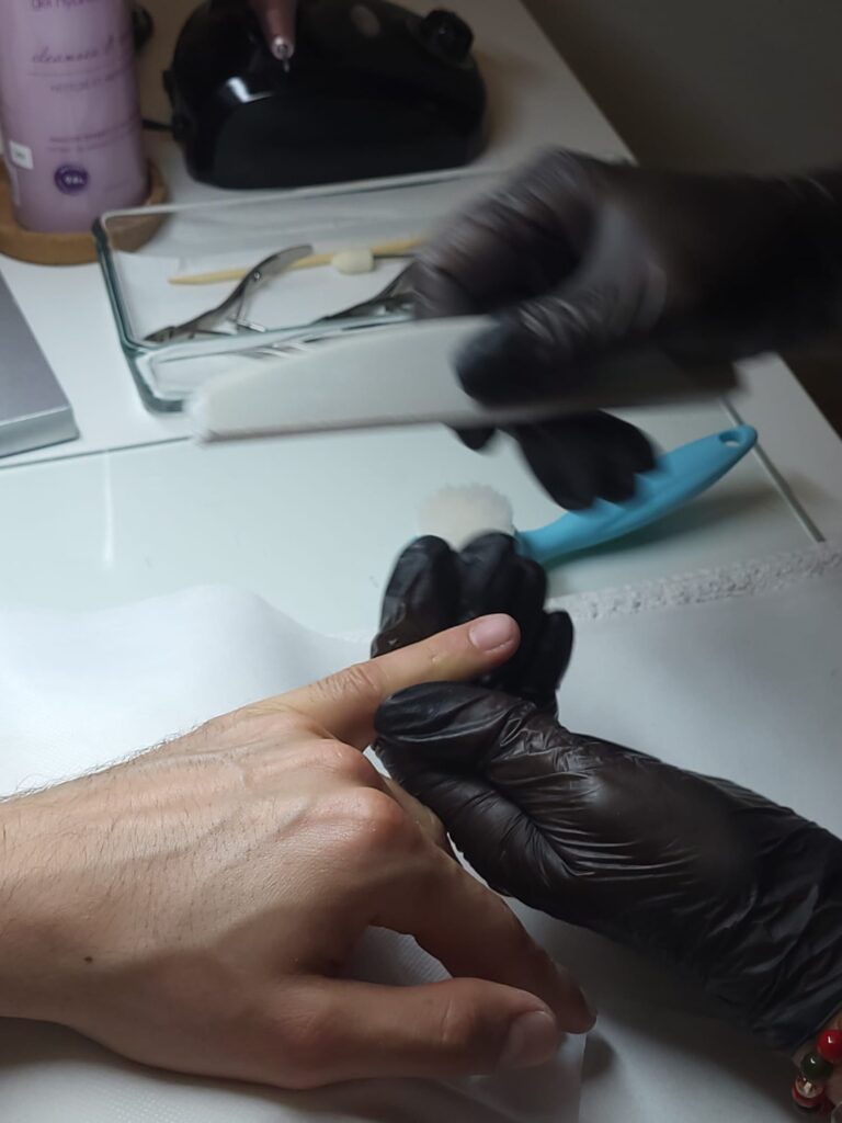 Turpijanje nokta tijekom muške manikure