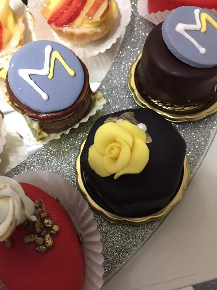 Svečani kolači s logotipom i žutom ružom