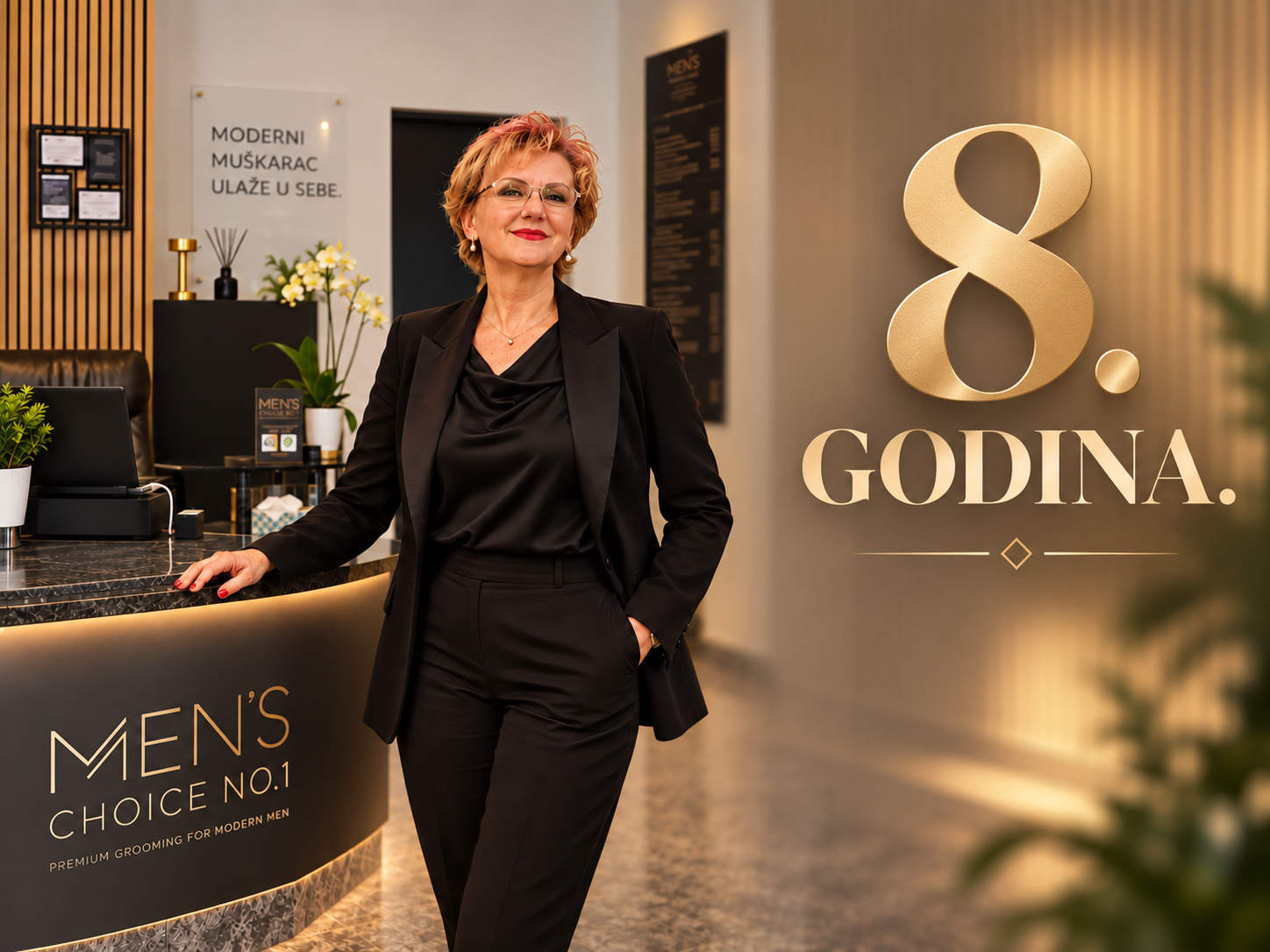 Žena uz recepciju salona i natpis za osmu obljetnicu